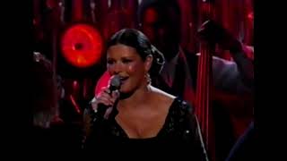 Catherine Zeta-Jones and Queen Latifah - I Move On (Live Oscars 2003)