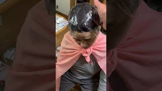 母の白髪を息子が染め、こっそり動画を撮る息子、そしてこっそりアップする息子