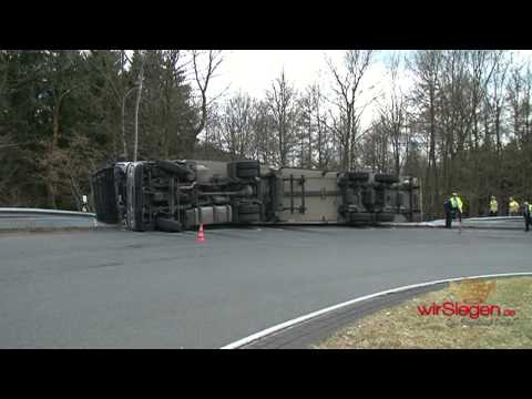 Sattellauflieger kippt auf Leitplanke