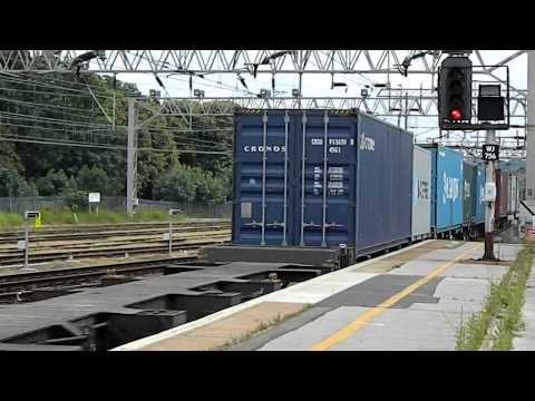 66708 With Containers Through Watford