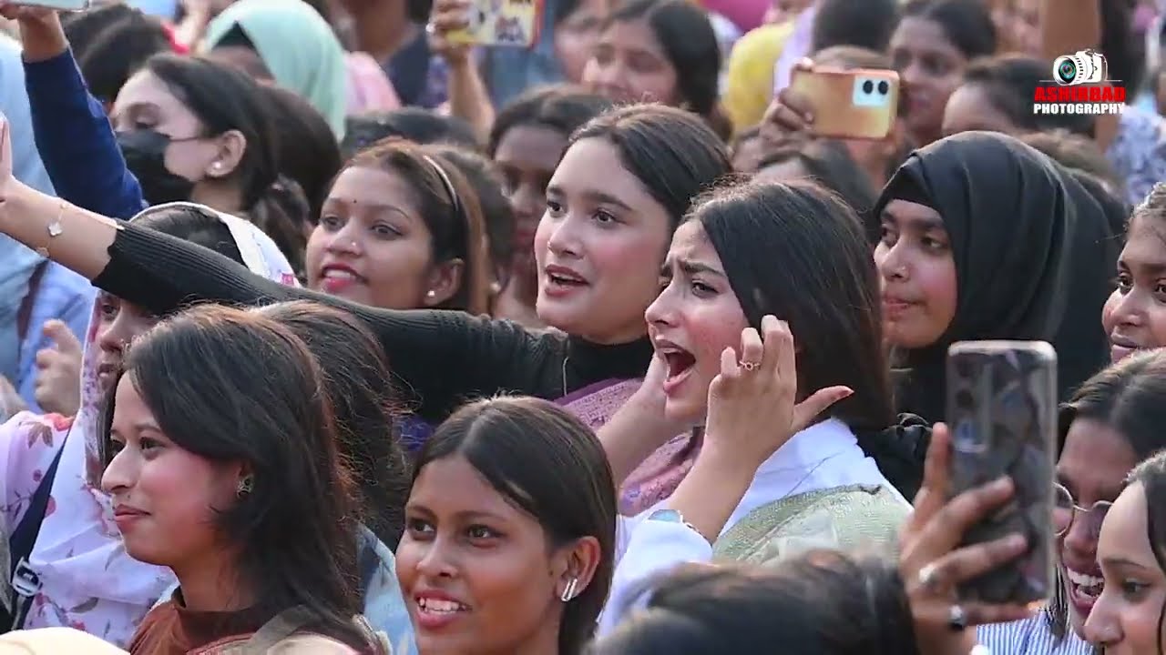 লাল শাড়ী পরিয়া কন্যা