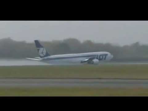 LOT Airlines Boeing 767-35DER belly landing.