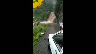 preview picture of video 'भटेवड़ी गांव के समीप नौहराधार-राजगढ़ मार्ग पर नाले में आई बाढ़'
