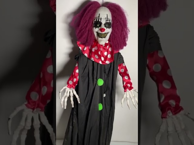 Vídeo relacionado con JOYIN Decoración Animatrónica de Payaso Sentado de Halloween de 152 cm con Ojos Brillantes, Sonido Aterrador, Brazos y Cabeza móviles (activados por Sonido y luz) para Casa embrujada