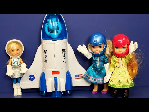 Space explorers ! Elsa & Anna toddlers & Chelsea fly to the moon - Barbie - spaceship