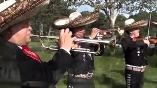 Las mañanitas tradicionales con mariachi.