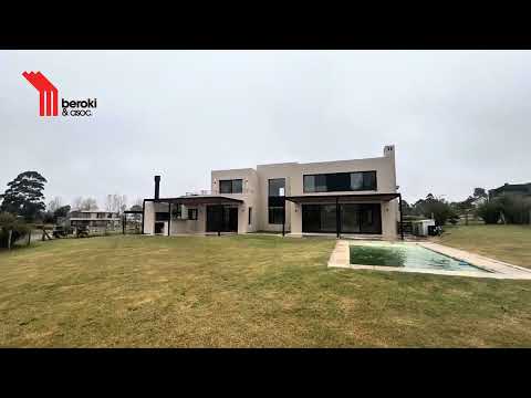 Venta de casa de 3 dormitorios en Altos de La Tahona con piscina climatizada y jardín de 1.300 m²