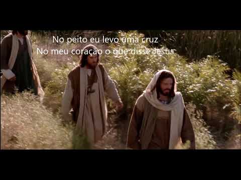 No peito eu levo uma cruz com legendas