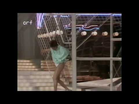 Lill Lindfors tappar kjolen (1985)