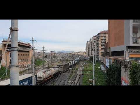 Lungo merci intermodale trainato da una E652 in transito a Roma Tuscolana