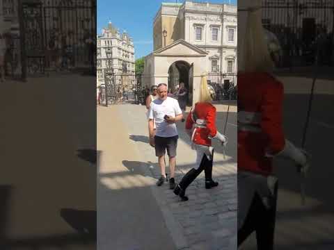 disrespectful tourist won't move for queen's  guard show no respect #horseguardsparade