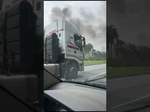CARRETA COM CARGA DE CERVEJA PEGA FOGO NO KM 324 SENTIDO NORTE SP NA ENTRADA DA SENHORINHAS JUQUITIBA