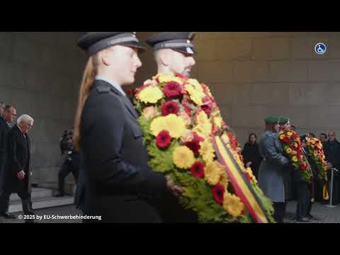 Volkstrauertag: Kranzniederlegung an der Neue Wache in Berlin