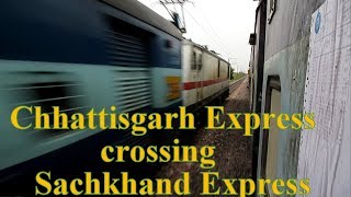 preview picture of video 'Train to & from AMRITSAR meets near Dholpur | WAP7 Chhattisgarh Exp. crosses Sachkhand Exp. !!!!'