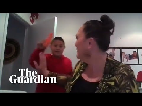 紐西蘭部長視訊受訪 兒子分享買到「巨根胡蘿蔔」亂入現場[影]