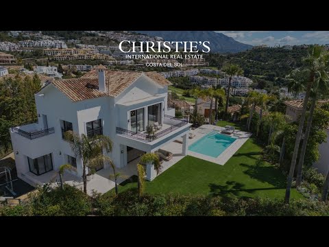 Modern villa with Mediterranean elegance in Los Arqueros, Benahavís