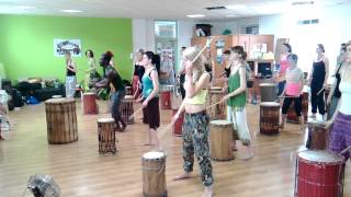 Bobzi rend hommage a Poupette avec le tambour