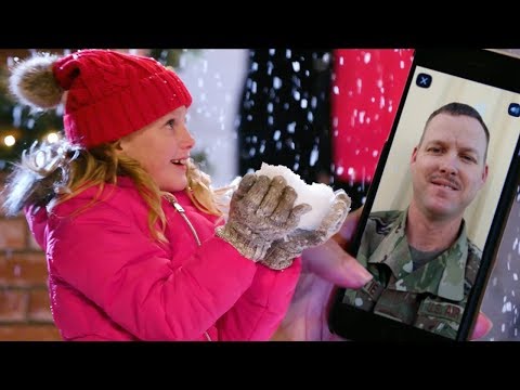 軍人的孩子在爸爸外出時得到聖誕驚喜 (Military Kids Get a Christmas Surprise While Dad is Away)