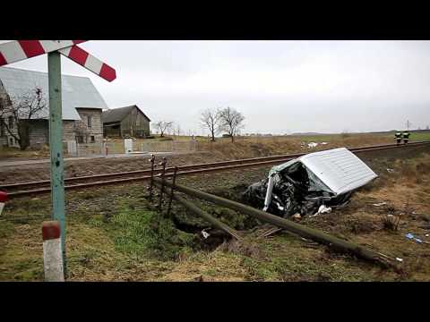 Wypadek w Pawłówku. Bus wjechał pod pociąg