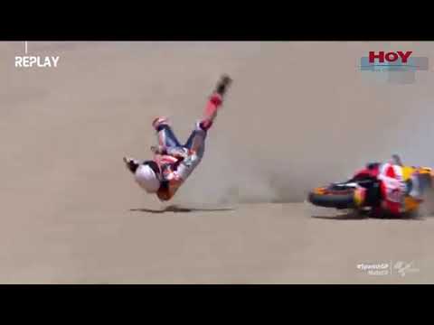 Impresionante caída de un corredor de motos en plena carrera