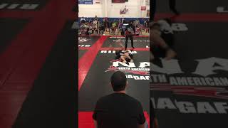 Kid puts someone to sleep with an anaconda choke