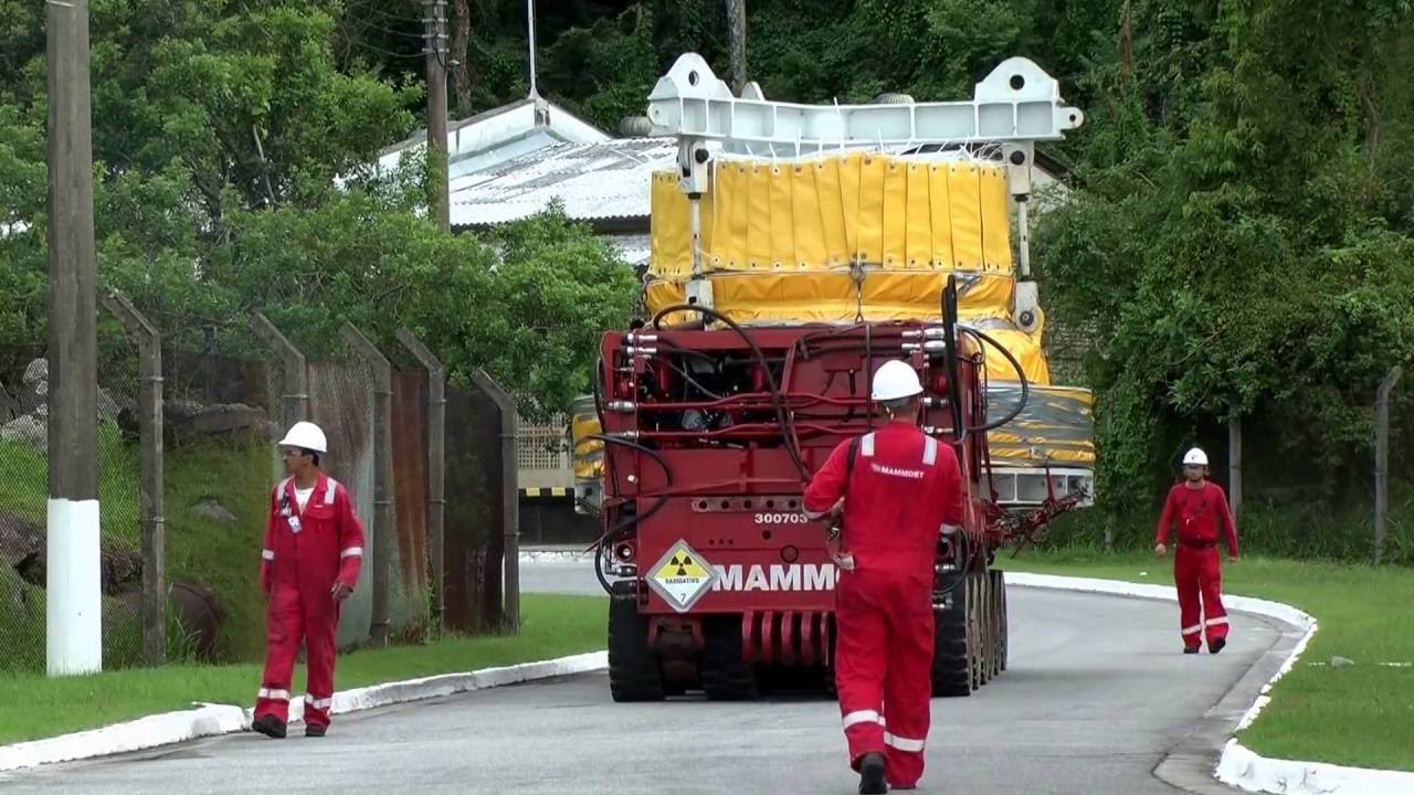 Troca da tampa do reator de Angra 1