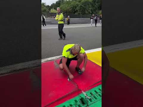 Зачем он разрушает гоночную трассу 😳