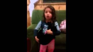 Duda cantando para o gato