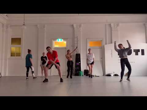 Como Un Bebe | J Balvin, Bad Bunny & Mr Eazi