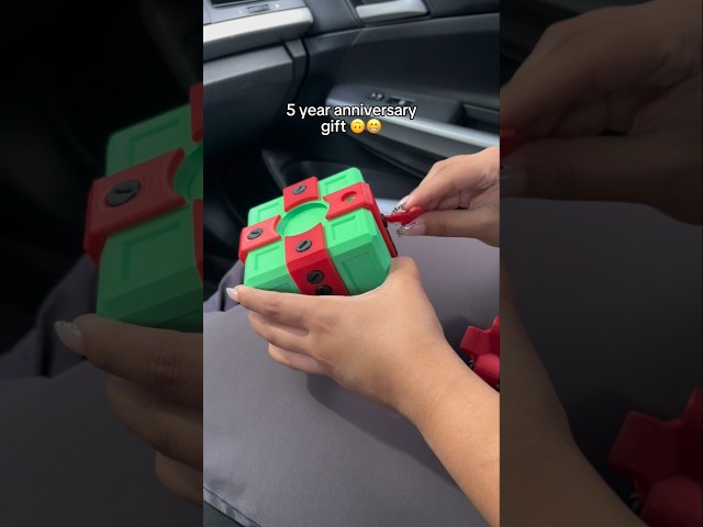 Vídeo relacionado con 2 unidades Spoof-Geschenkbox,Mittelfinger Box, Annoying Gift Box, Prank Screw Surprise Box,wirklich Nervige Geschenkbox Neuheit Geschenkpapier Box Streich Office y Wohndekoration Fun Prank Gift