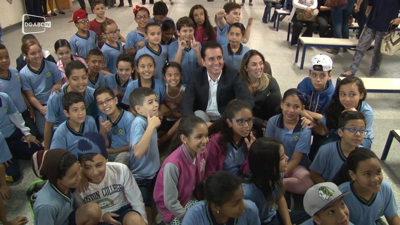 Prefeitura entrega uniformes para crianças; veja vídeo