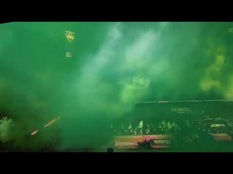 "BRUTAL recibimiento de Atlético Nacional vs América de Cali" Barra: Los del Sur &bull; Club: Atlético Nacional