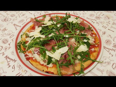 Facilissima pizza fatta in casa con crudo rucola e grana