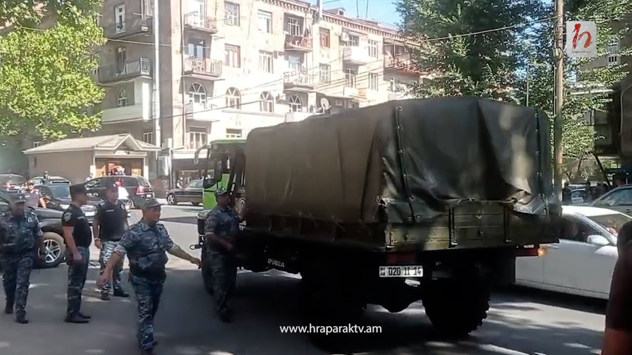 Նոր ոստիկանական ավտոբուսներ են մոտենում Քննչական կոմիտեին