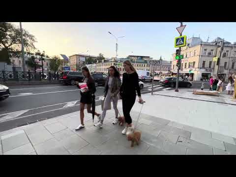 Passeio a pé 4k Tverskaya Moscou na noite de verão: ruas luxuosas Vlog Inside Russia 2023