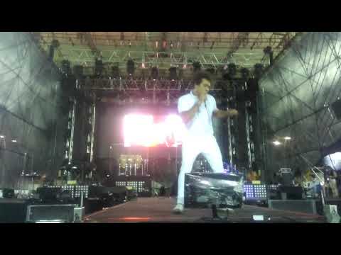 L'OMY cantando en el concierto "Todo pasa en Pescaíto" de Carlos Vives