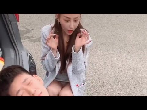 美女&hellip;&hellip;蹲下後內褲不小心走光。定閱了嗎？。定閱了嗎？