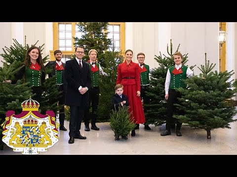 Kronprinsessparet och Prins Oscar tar emot granar på Kungliga slottet