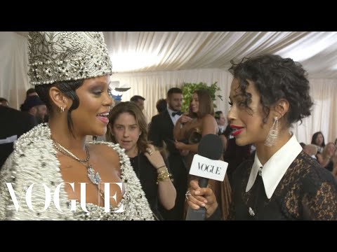 download lagu mp3 mp4 Rihanna Pearl Dress, download lagu Rihanna Pearl Dress gratis, unduh video klip Rihanna Pearl Dress