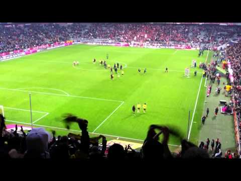 FC Bayern - Borussia Dortmund 1:3 Stimmung Gästeblock BVB Fans in der Allianz Arena