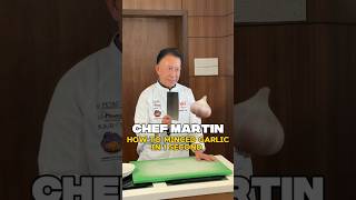 Legend Chef Uncle Yan teaches how to mince garlic fast #martinyan #masterchef #garlic #knifeskills