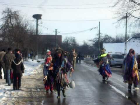 Roata de la Bogdanesti,jud suceava......on the street:))