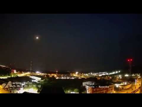 Meteorit Schuld - Heftiges grünes Leuchten und Blitzen am Nachthimmel