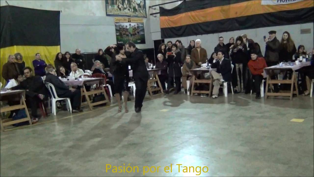 ELINA ROLDAN y ALEJANDRO SUAYA Bailando el Tango A LA GRAN MUÑECA en LA MILONGA DEL MORAN