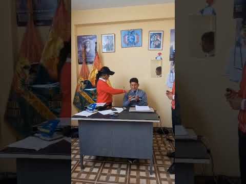 Trabajo de campo en Sapahaqui: estudiantes explican cómo purificar agua con el sistema SODIS