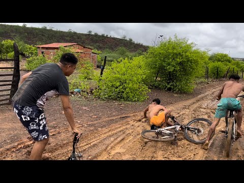 TRILHA DE BICICLETA NA LAMA - DEU RUIM KKK