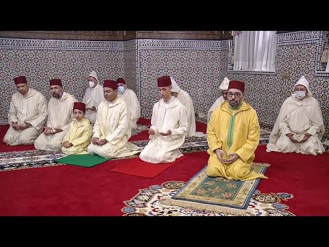 شاهد العاهل المغربي يؤدّي صلاة العيد في أول ظهور علني منذ شفائه من كورونا