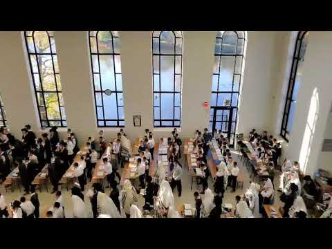 Viznitz Rebbe Davening In Yeshiva in Monsey - Kislev 5782