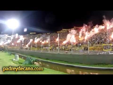 "El infierno es amarillo... (Recibimiento desde la cancha - Copa Antel 2012)" Barra: Barra Amsterdam &bull; Club: Peñarol