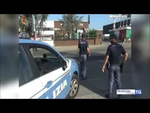 2019-08-02 PRATO - SI 'TUFFA' SU DUE AUTO DELLA POLIZIA E LE DANNEGGIA